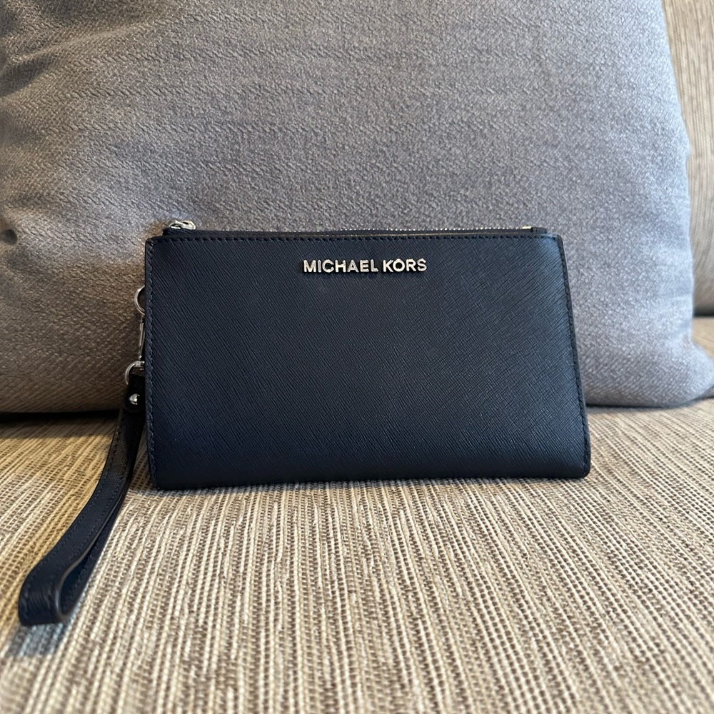 Michael Kors Wristlet! Double zipper in pristine condition!